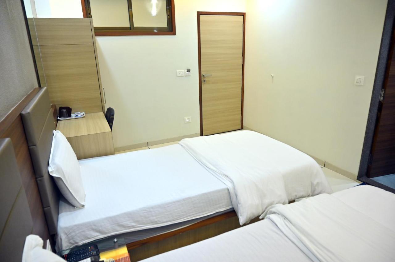 Hotel Aaram Umargam Екстер'єр фото